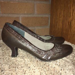 - - Mudd kitten heel brown EUC slip on shoe